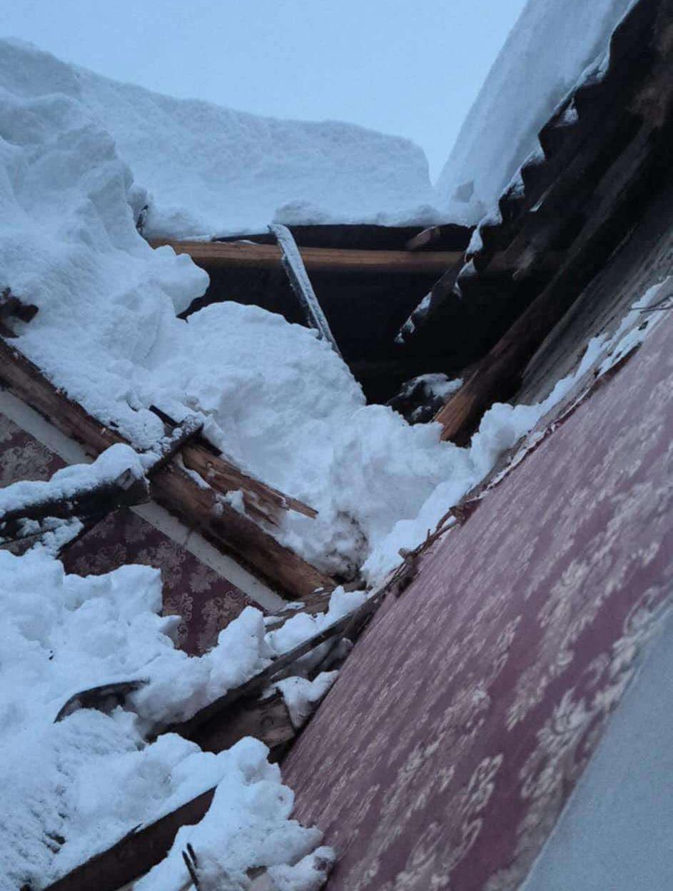 ლანჩხუთის მუნიციპალიტეტის სოფელ ჩოჩხათში მცხოვრები მითაიშვილების ოჯახის წევრები აცხადებენ, რომ დიდთოვლობის გამო, მათი საცხოვრებელი სახლი ჩამოინგრა და თავს მიკროავტობუსს აფარებენ