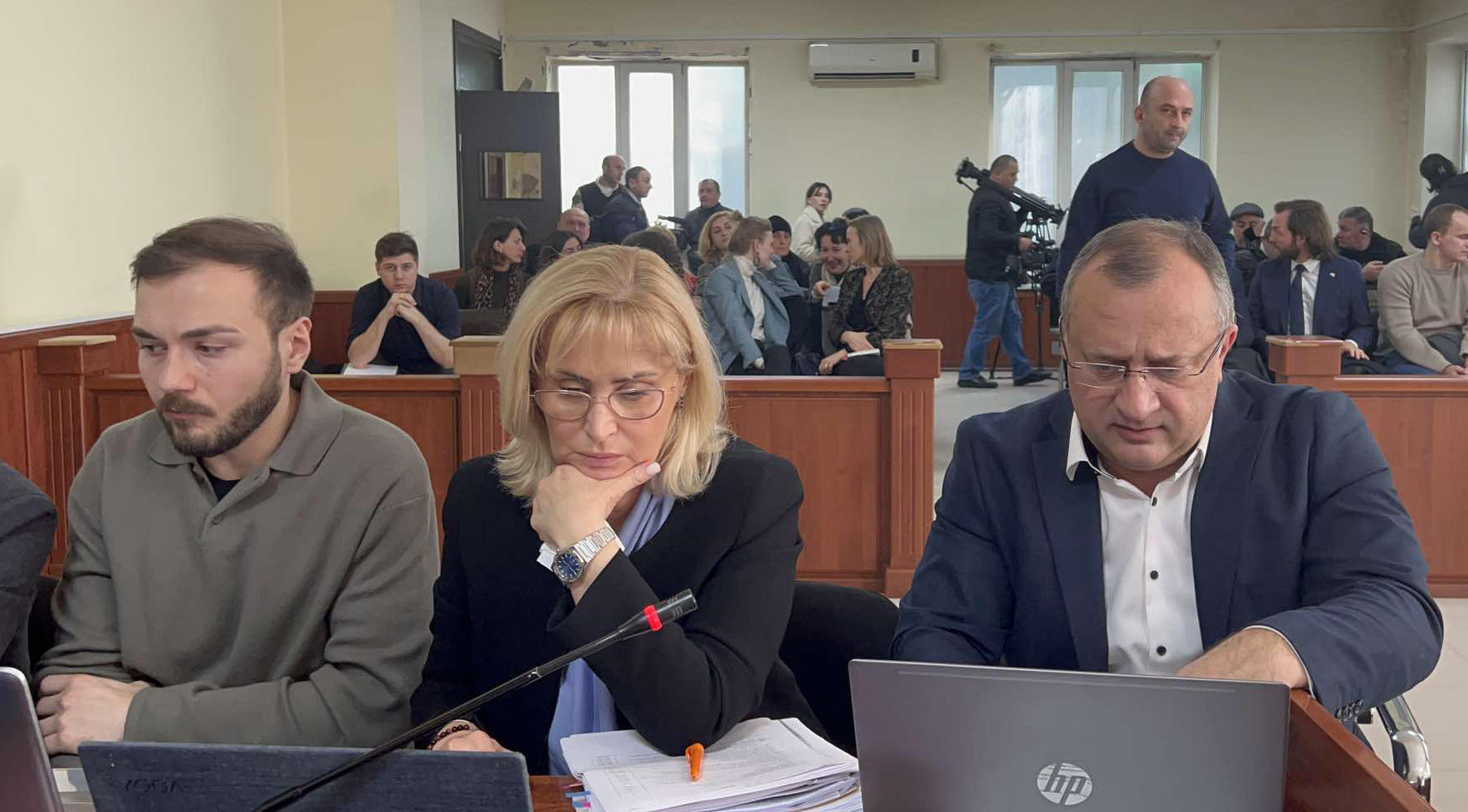 ადვოკატები მზია ამაღლობელისთვის წერილის გადაცემას ცდილობდნენ, რისი უფლებაც ბადრაგებმა არ მისცეს