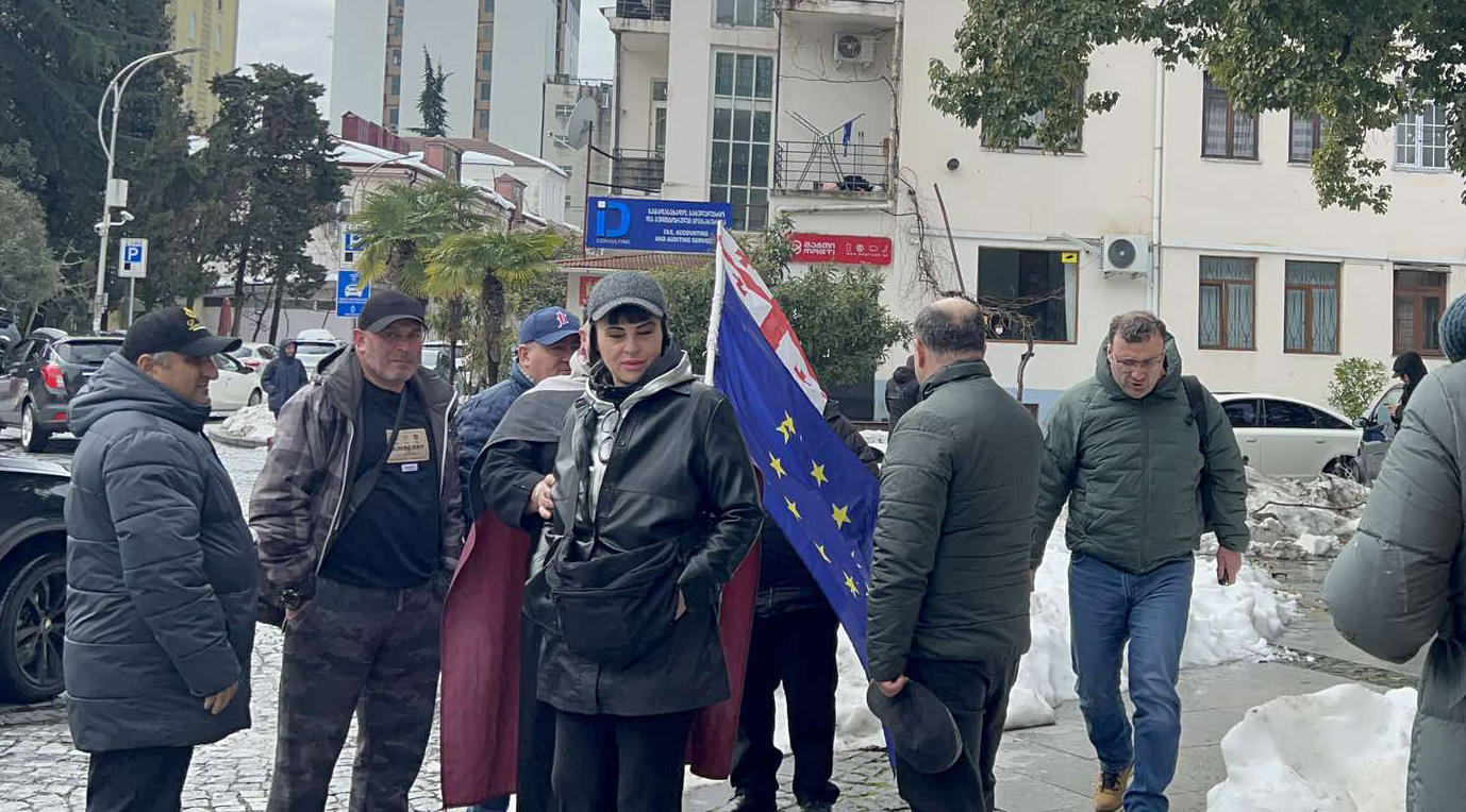 „თავისუფლება მზია ამაღლობელს! თავისუფლება რეჟიმის ტყვეებს” - ამ ლოზუნგით ბათუმის საქალაქო სასამართლოსთან მზია ამაღლობელის მხარდამჭერები შეიკრიბნენ