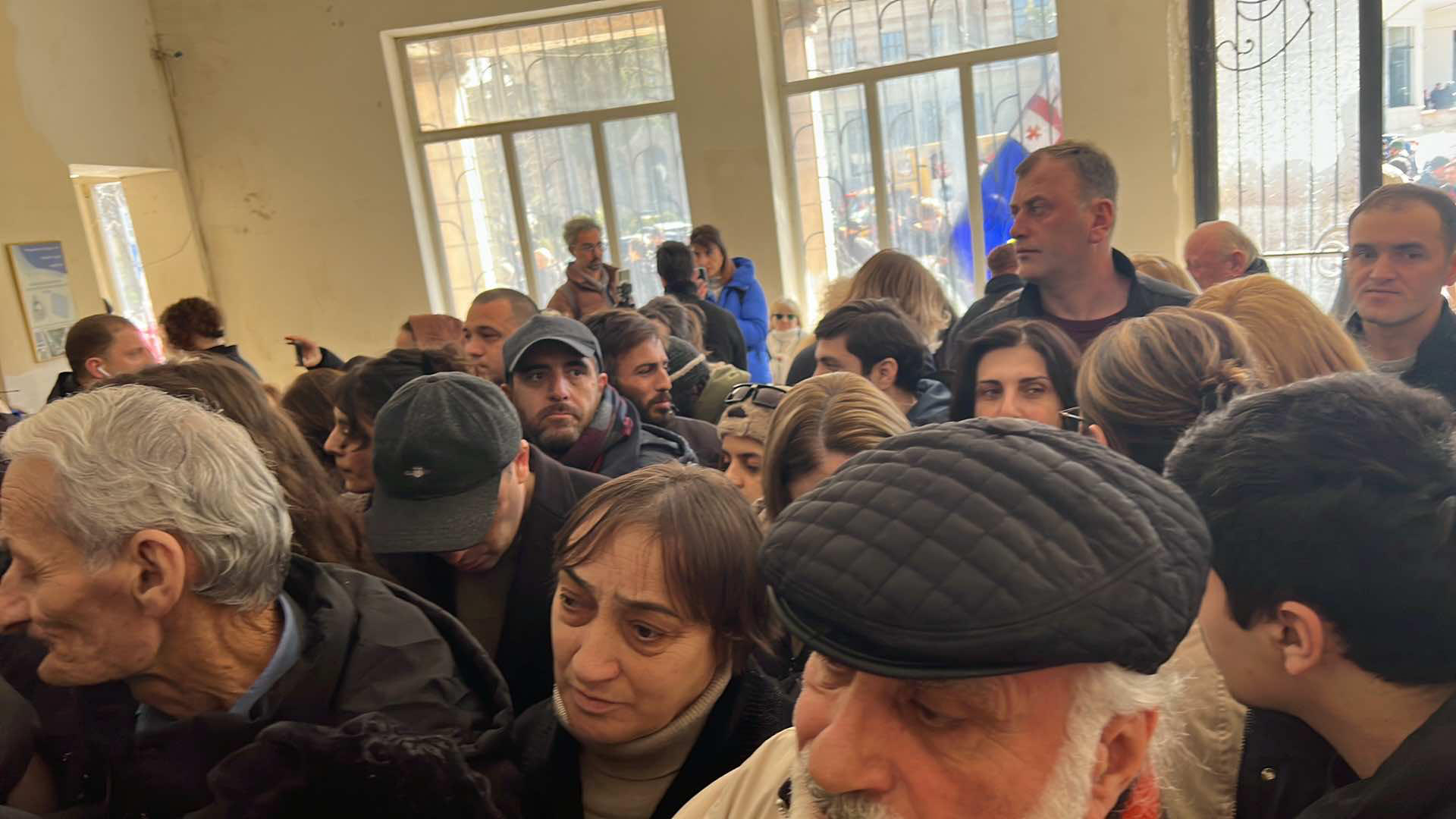 ბათუმის საქალაქო სასამართლოში, სადაც მზია ამაღლობელის პროცესი უნდა დაიწყოს, ხმაურია