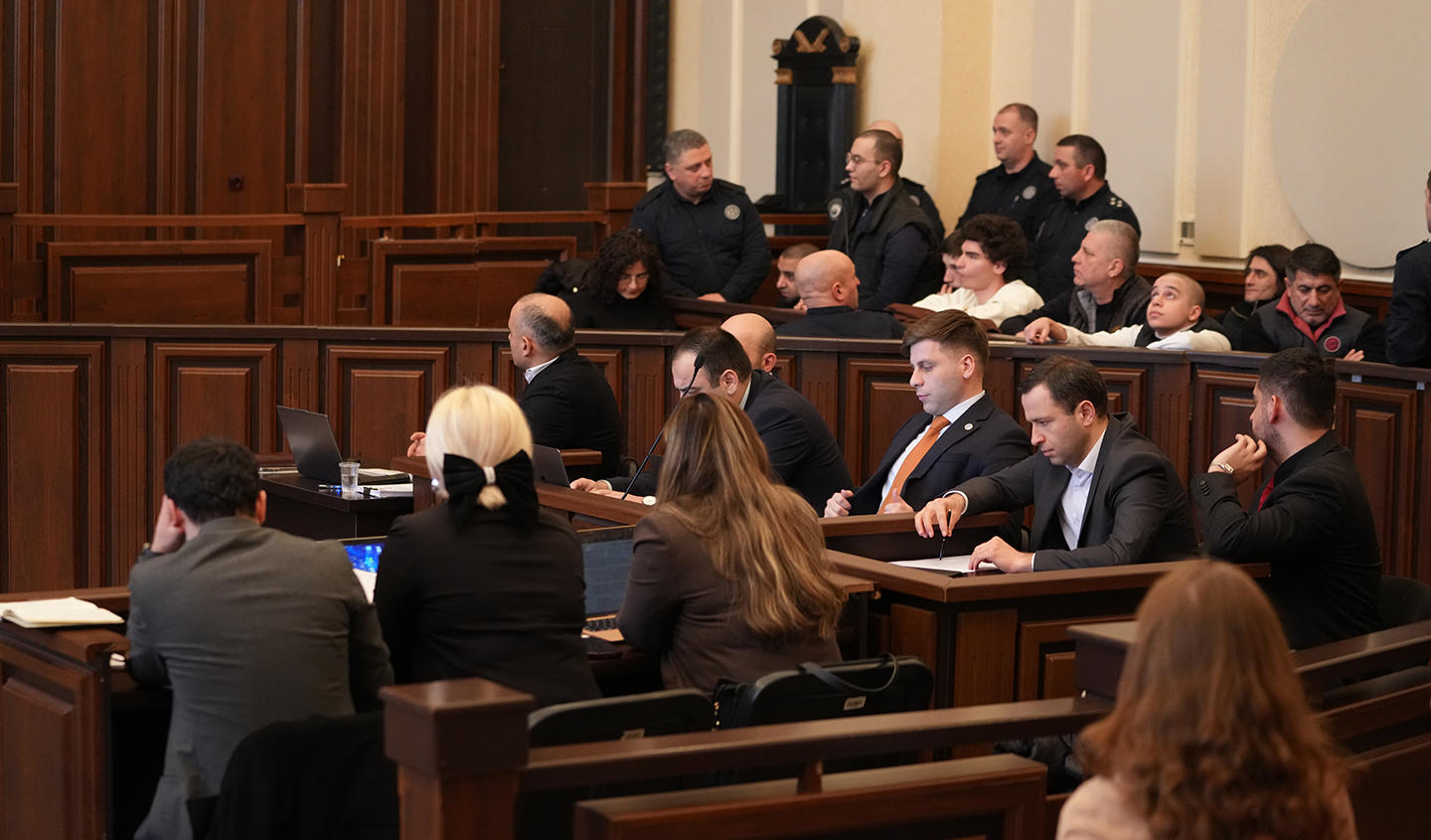 თბილისის საქალაქო სასამართლოში პარლამენტთან მიმდინარე საპროტესტო აქციების დროს ჯგუფური ძალადობის ორგანიზების ბრალდებით დაკავებულების წინასასამართლო პროცესი მიმდინარეობს