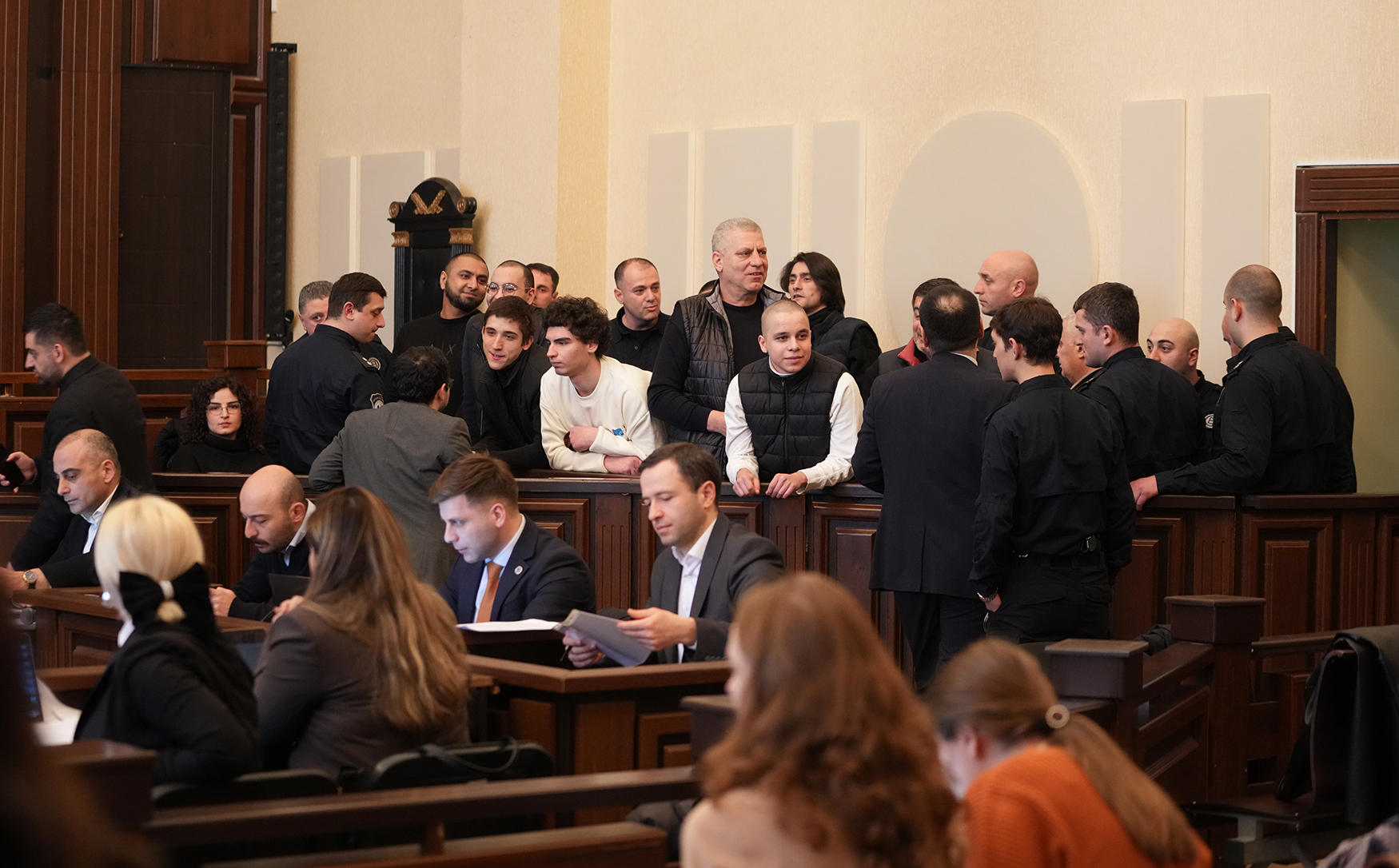 თბილისის საქალაქო სასამართლოში საპროტესტო აქციების დროს ჯგუფური ძალადობის ორგანიზების ბრალდებით დაკავებული 8 პირის პროცესი მიმდინარეობს