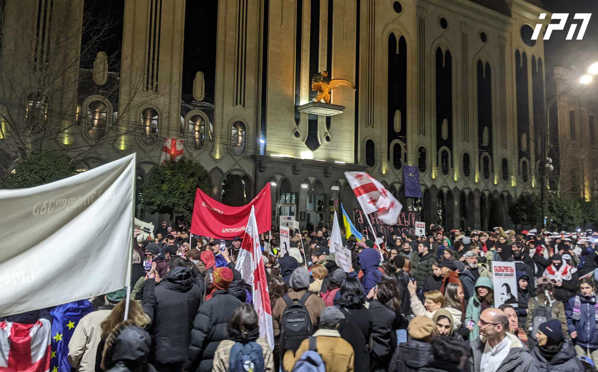 პარლამენტის წინ აქცია მიმდინარეობს - რუსთაველის გამზირზე საავტომობილო გზა გადაკეტილია