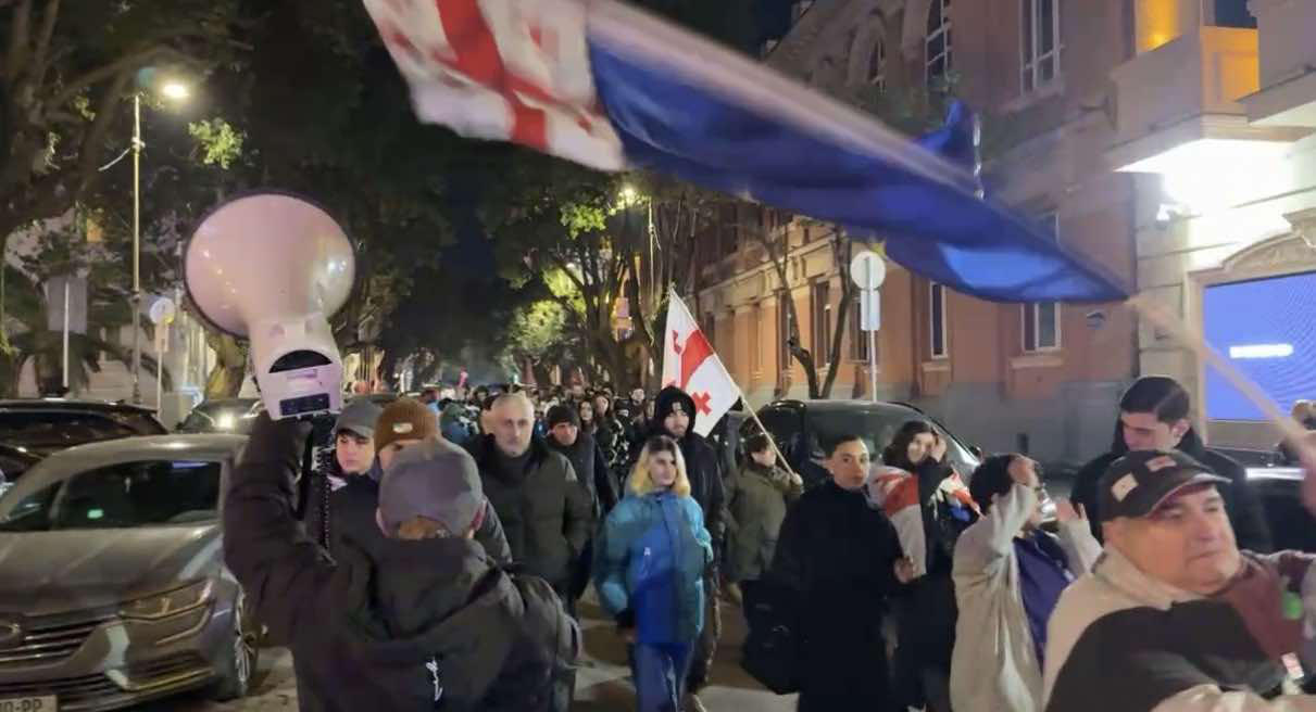 „პროტესტის მე-100 დღე“,- ამ ლოზუნგით ბათუმში საპროტესტო აქცია-მსვლელობა გაიმართა