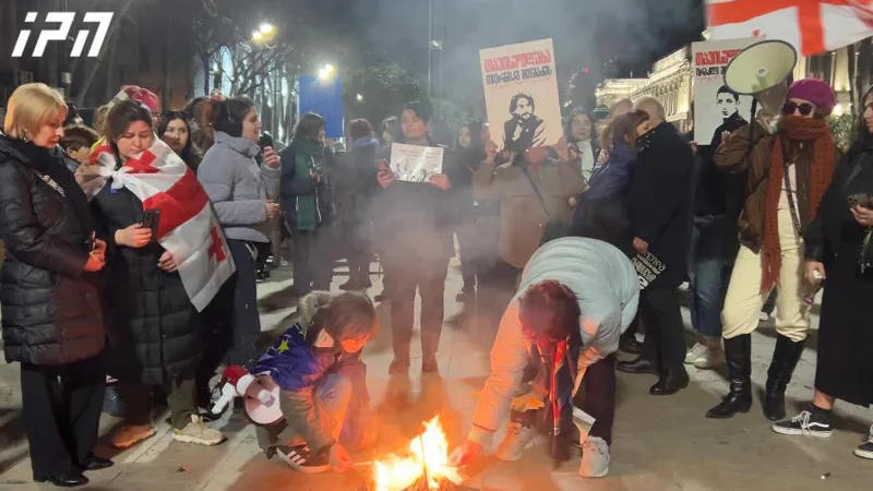 Protesters gathered near the parliament were joined by participants of the march "Women Against the Regime" – they performed a performance and symbolically burned the bars they had brought to the location