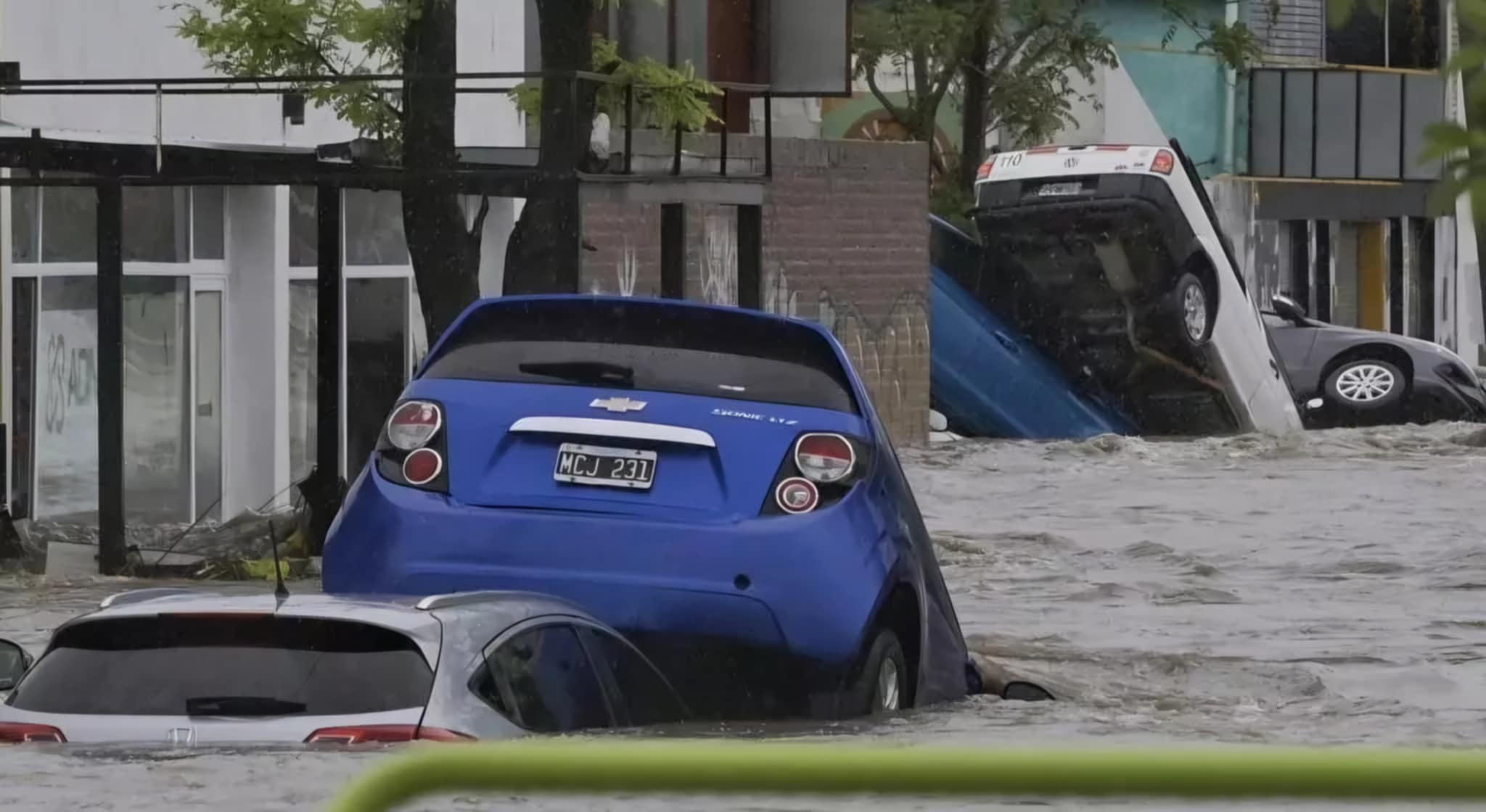 Reuters - არგენტინის ქალაქ ბაია ბლანკაში წყალდიდობის შედეგად, სულ მცირე, 10 ადამიანი დაიღუპა