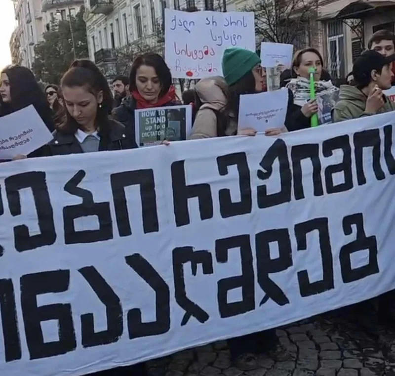 "Women Against the Regime": With this slogan, women are holding a protest in front of the office of the publication "Batumelebi"