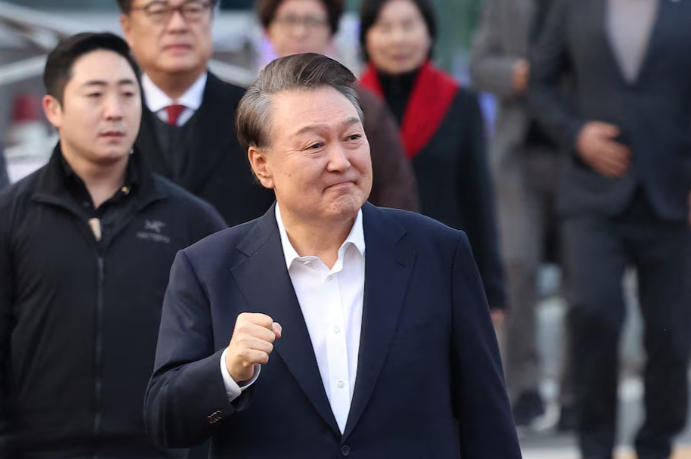 Reuters - იმპიჩმენტის საკითხზე თანამდებობიდან დროებით გადაყენებულმა სამხრეთ კორეის პრეზიდენტმა წინასწარი დაკავების იზოლატორი დატოვა