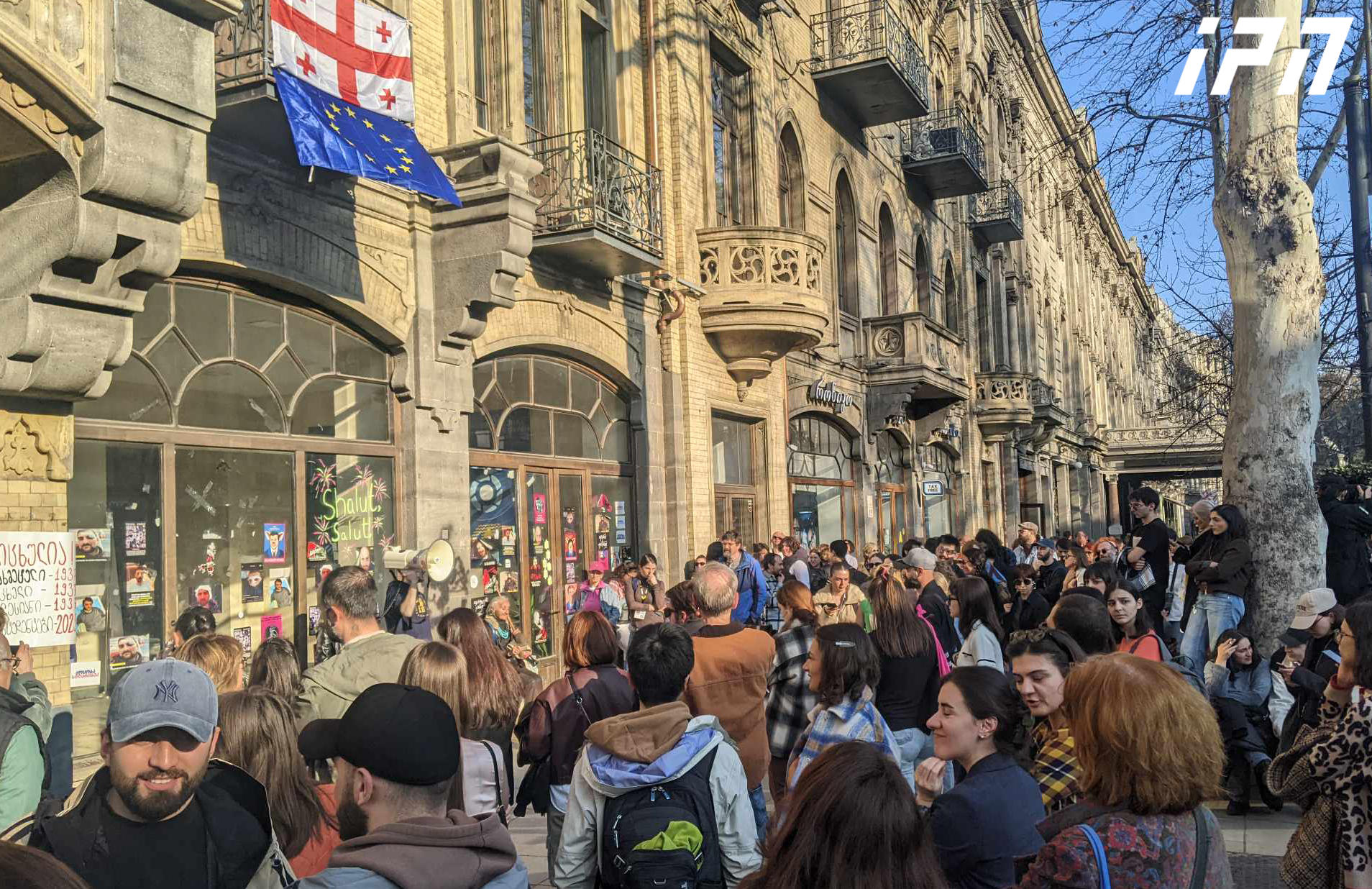 თეატრისა და კინოს სახელმწიფო უნივერსიტეტთან შეკრებილი სტუდენტები დაუმორჩილებლობის აქციას აანონსებენ