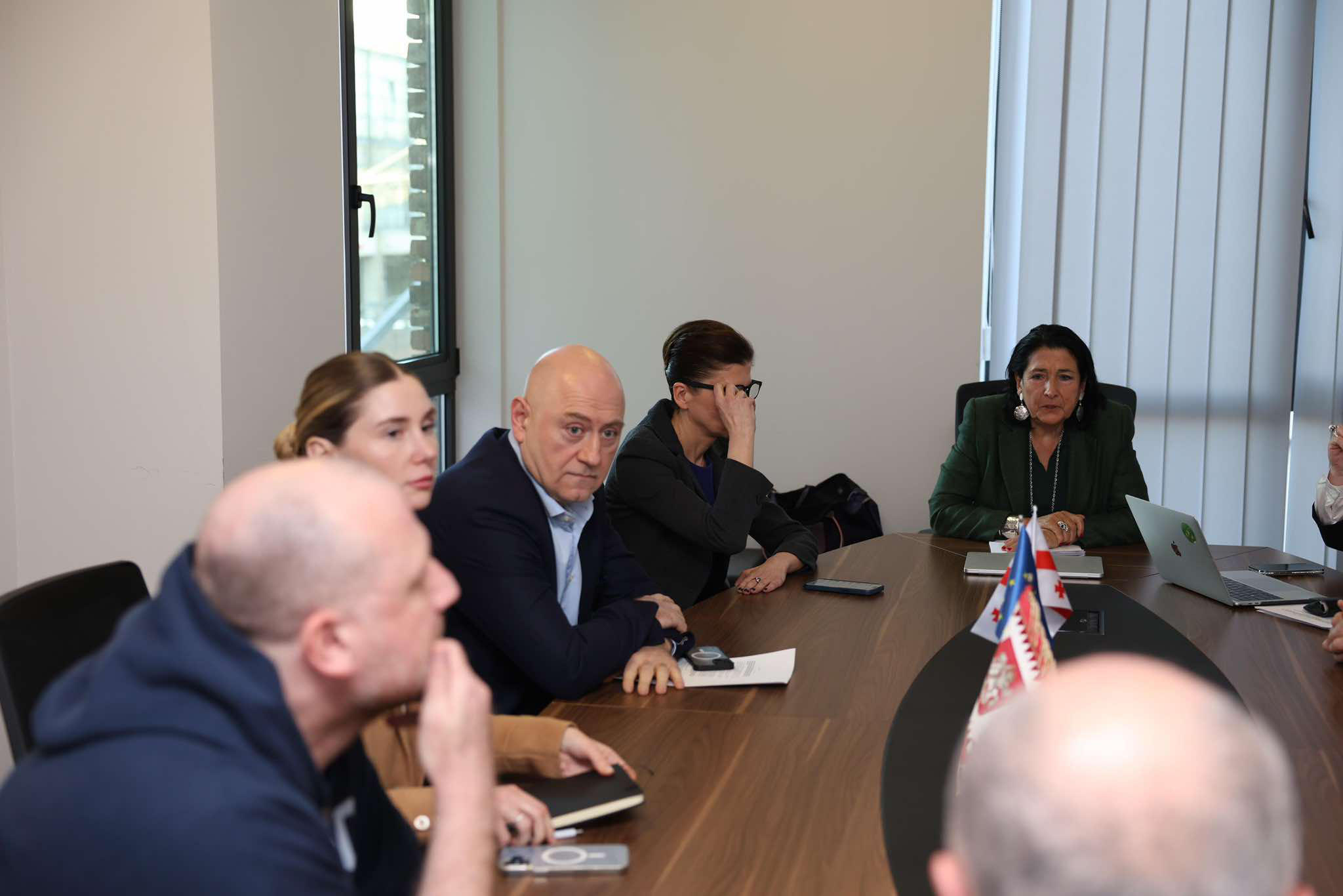 სალომე ზურაბიშვილსა და ოპოზიციის წარმომადგენლებს შორის შეხვედრა მიმდინარეობს