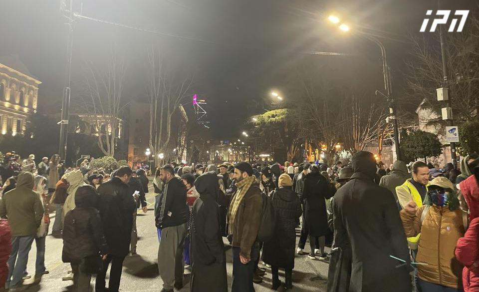 პარლამენტთან საპროტესტო აქცია განახლდა - რუსთაველის გამზირზე საავტომობილო მოძრაობა გადაკეტილია