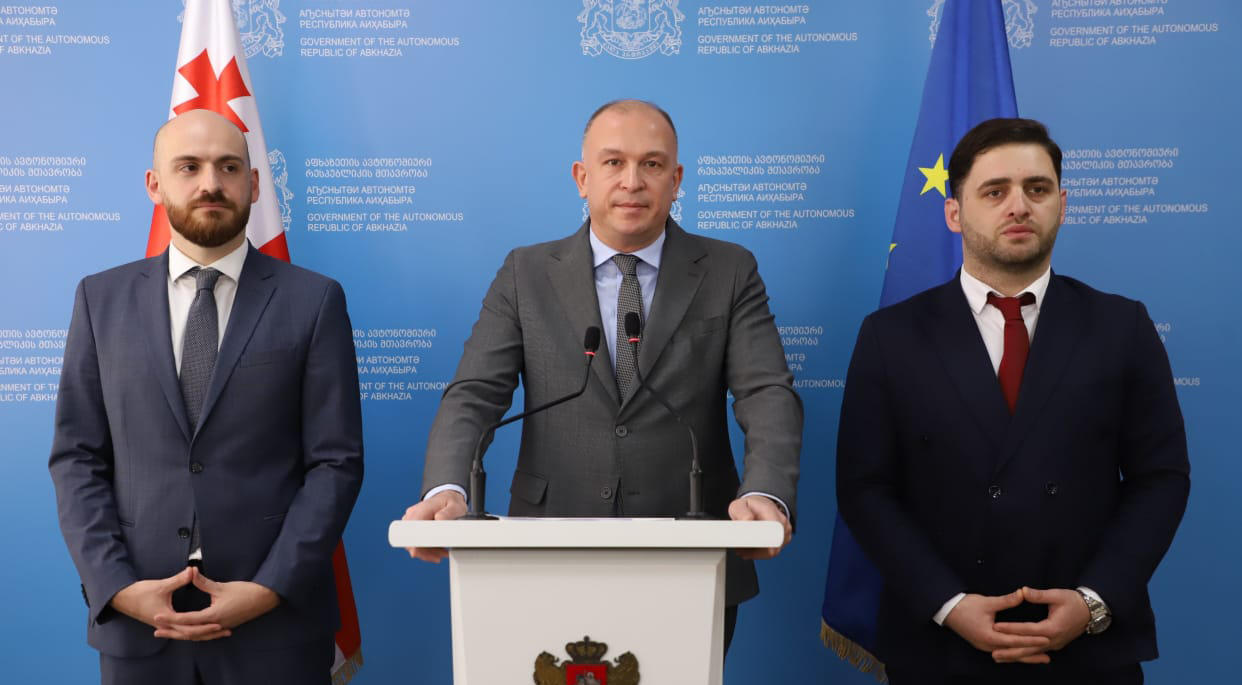 აფხაზეთის განათლებისა და კულტურის მინისტრი დავით მორგოშია აფხაზეთის მთავრობის აპარატის უფროსად დაინიშნა, ხოლო განათლებისა და კულტურის მინისტრის თანამდებობა ბექა ღვაჩლიანმა დაიკავა