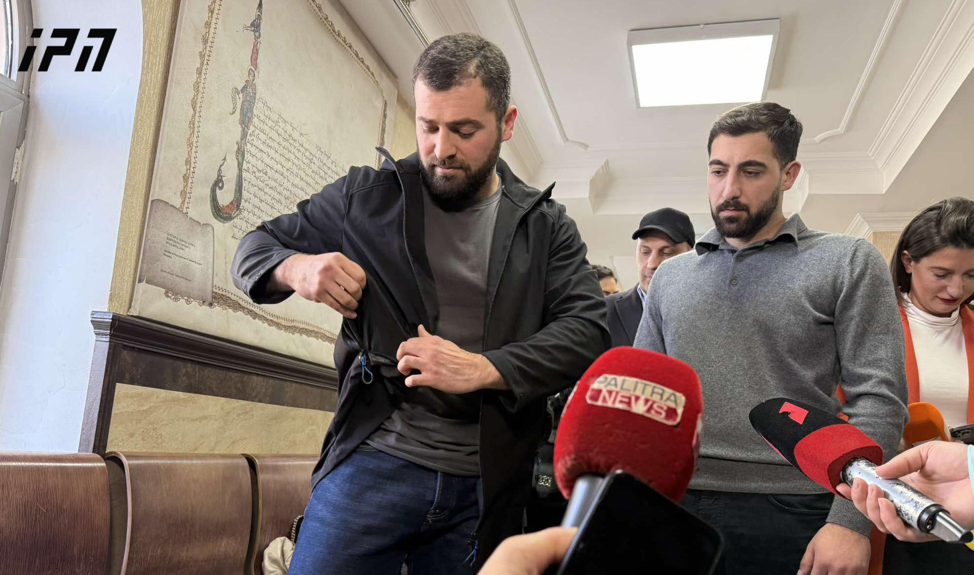 ბიზნესმენ ირაკლი პაპიაშვილის განცხადებით, სასამართლოსთან საგამოძიებო სამსახურის თანამშრომლები დახვდნენ და გაყოლა მოსთხოვეს, თავად ფინანსთა სამინისტროს თანამშრომლების ინფორმაციით კი, პაპიაშვილის ჩხრეკაა დაგეგმილი