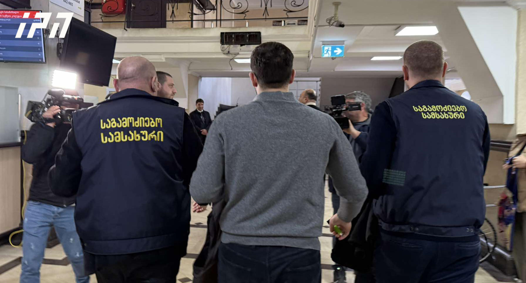 სასამართლოში, ბიზნესმენ ირაკლი პაპიაშვილის ჩხრეკა მიმდინარეობს - პარალელურად ჩხრეკა ტარდება მის საცხოვრებელ სახლშიც