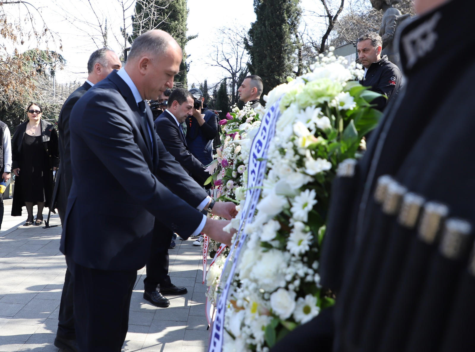 ლევან მგალობლიშვილი - ქართულმა შეიარაღებულმა ძალებმა საკუთარი სიცოცხლის ფასად, ამ უთანასწორო და სასტიკ ბრძოლაში ათასობით უდანაშაულო მოქალაქის სიცოცხლე გადაარჩინა
