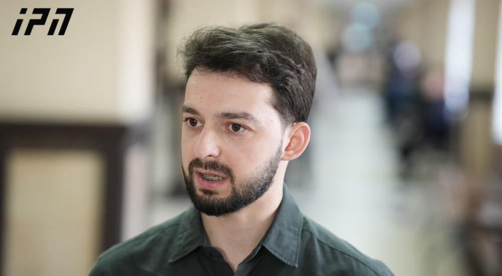 ადვოკატი - ჯერჯერობით არ ვიცი, რას ედავებიან ჟურნალისტ გიორგი მამნიაშვილს - მითხრა, რომ რამდენიმე საათის განმავლობაში, თხოვნის მიუხედავად ბორკილები არ მოხსნეს, შემოწმებისას კი მოსთხოვეს სრულად გაშიშვლება და „ბუქნების“ გაკეთება აიძულეს