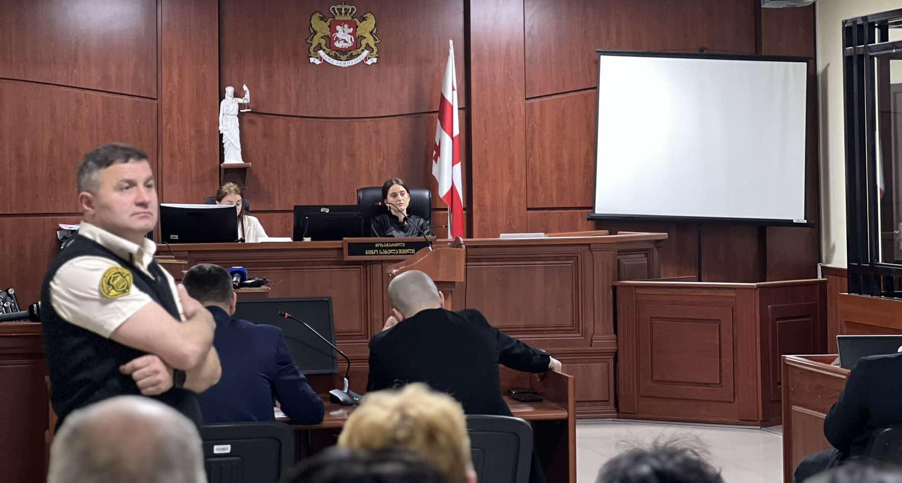 მზია ამაღლობელის ადვოკატებმა მოსამართლის, ნინო სახელაშვილის აცილების შუამდგომლობა დააყენეს, რაც თავად მოსამართლემ არ გაიზიარა