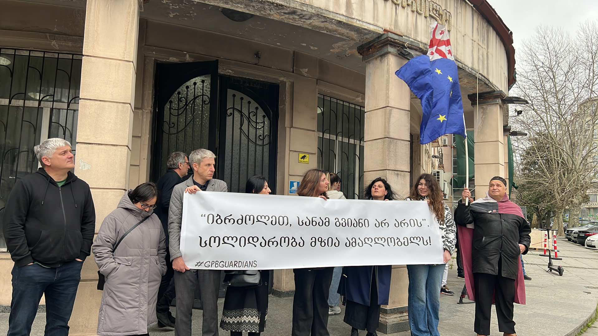 „იბრძოლეთ, სანამ გვიანი არ არის“, „სოლიდარობა მზია ამაღლობელს“, - ამ ლოზუნგით ბათუმის საქალაქო სასამართლოსთან ჟურნალისტების აქცია მიმდინარეობს