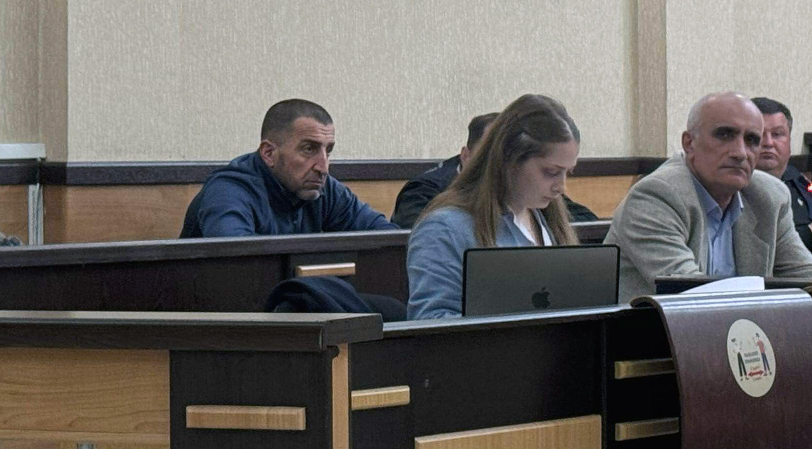 თბილისის საქალაქო სასამართლოში, ჭავჭავაძის გამზირზე ლევან ჯანგველაძის მკვლელობაში ბრალდებული გელა უძილაურის სასამართლო პროცესი მიმდინარეობს