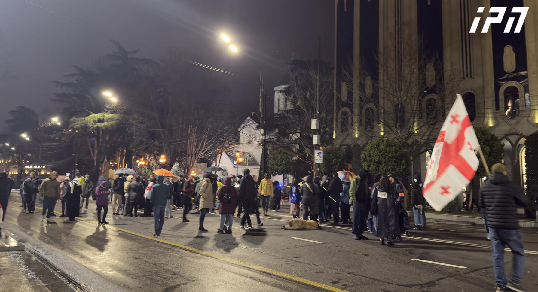 პარლამენტის წინ სამართალდამცველების მიერ დაკავებული სამი პირიდან, ორი ხელწერილის საფუძველზე გაათავისუფლეს