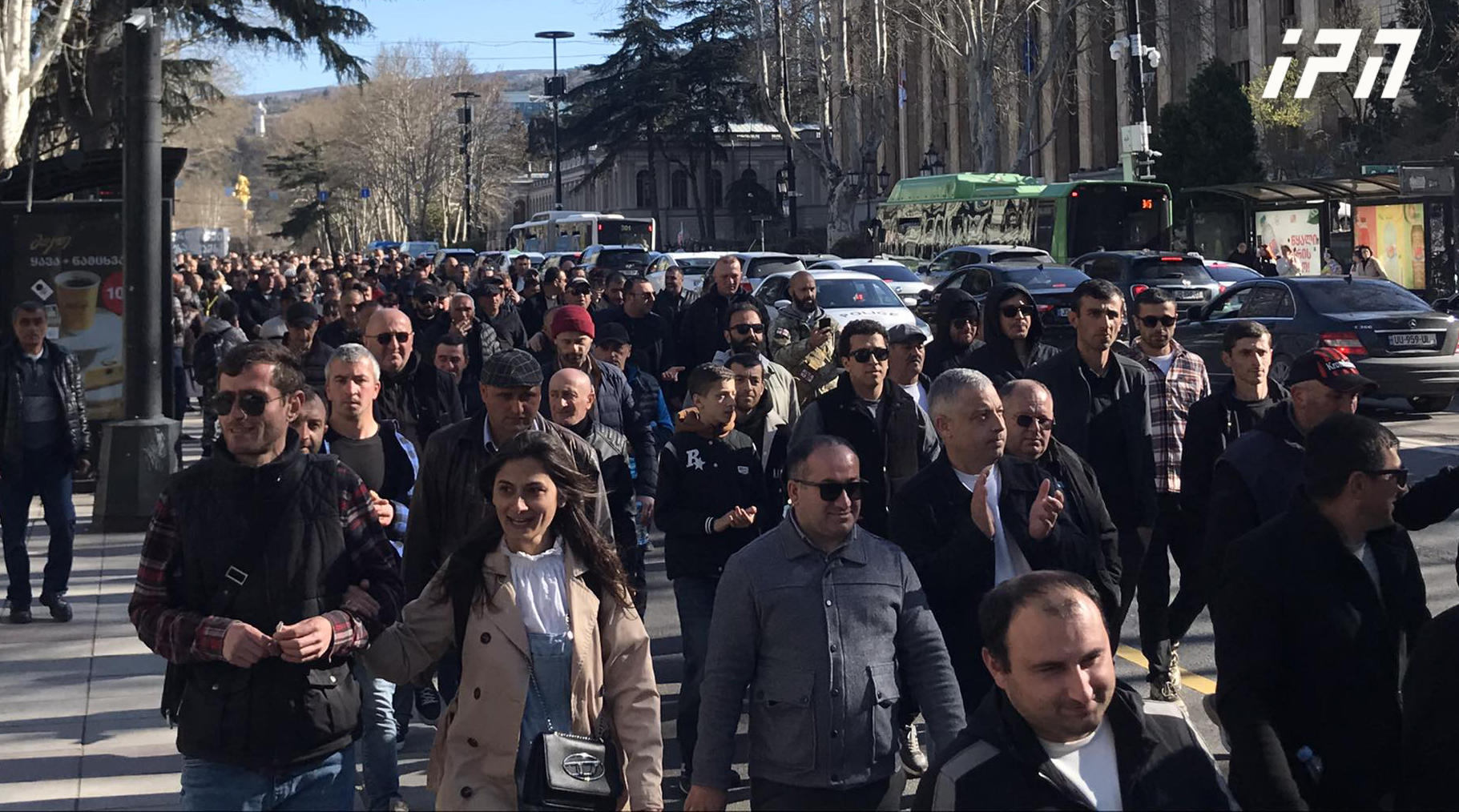 მთავრობის ადმინისტრაციასთან შეკრებილი მაღაროელები „საზოგადოებრივი მაუწყებლისკენ“ საპროტესტო მსვლელობას მართავენ