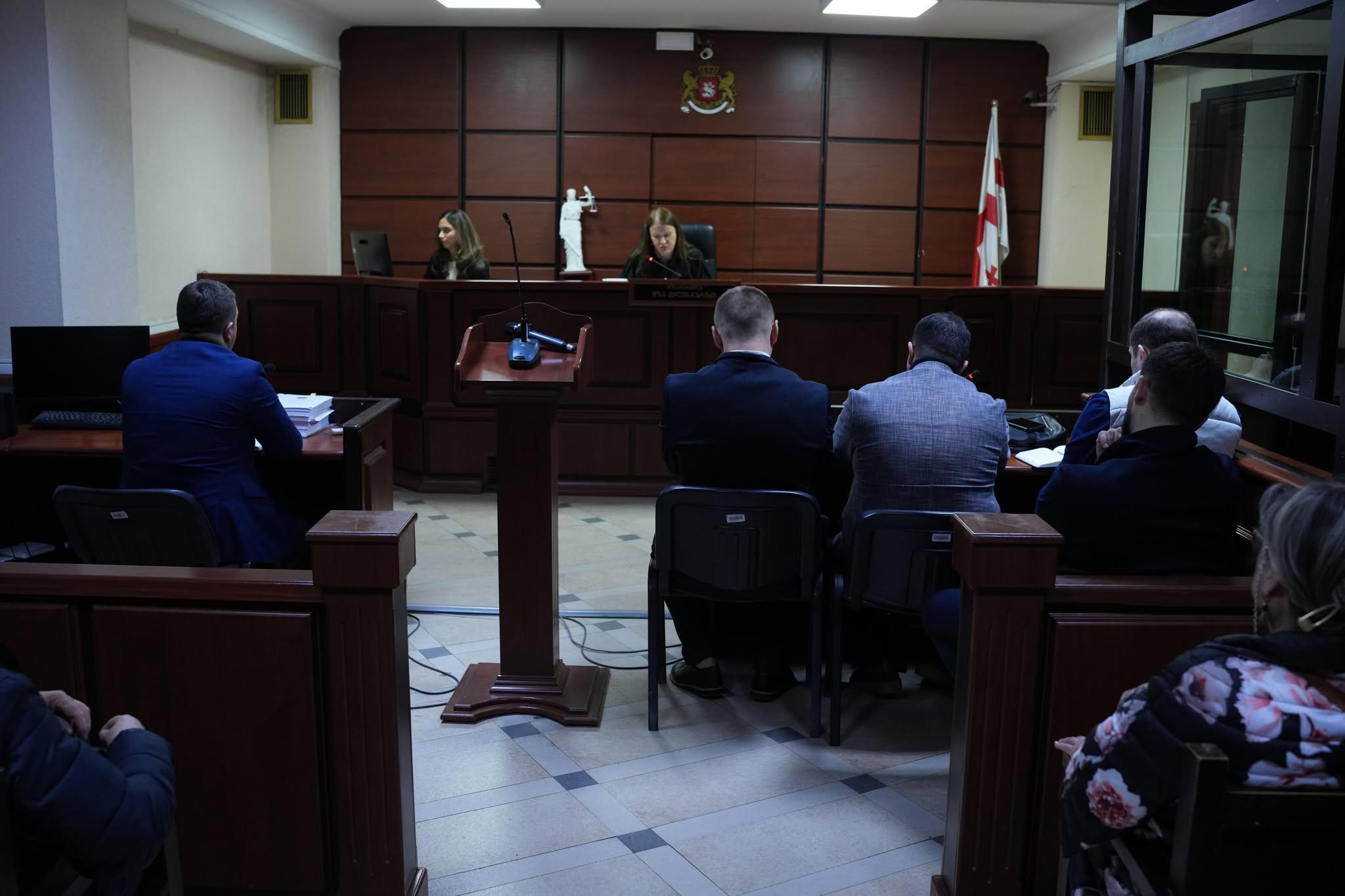 თბილისის საქალაქო სასამართლოში დიდი ოდენობით თანხის მართლსაწინააღმდეგო მითვისების ფაქტზე ბრალდებულების, გიორგი ჩიკვაიძისა და ირაკლი პაპიაშვილის სასამართლო პროცესი მიმდინარეობს