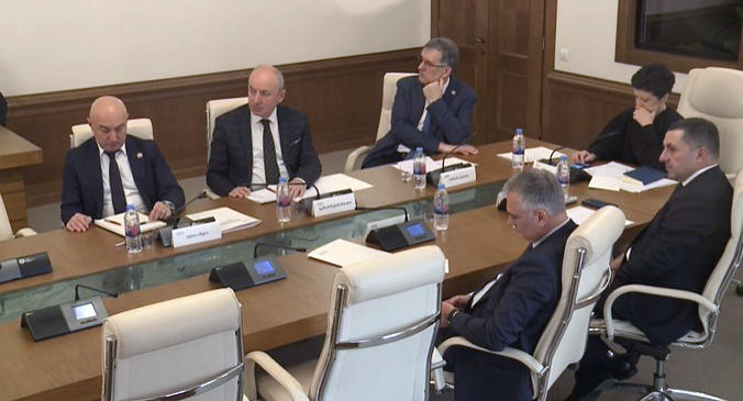 პარლამენტის საგამოძიებო კომისია ბადრი ჯაფარიძეს სთავაზობს, 14:00 საათიდან 16:00 საათამდე გამოცხადდეს კომისიაზე და კითხვებს უპასუხოს