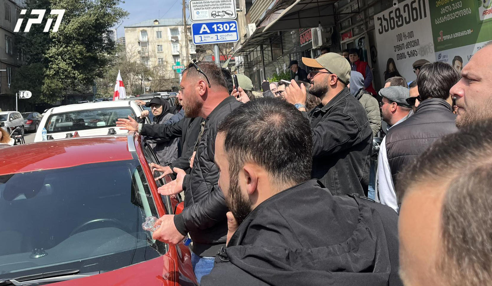 პროფკავშირების ოფისთან, სადაც მაღაროელები აქციას მართავენ, დაპირისპირება იყო