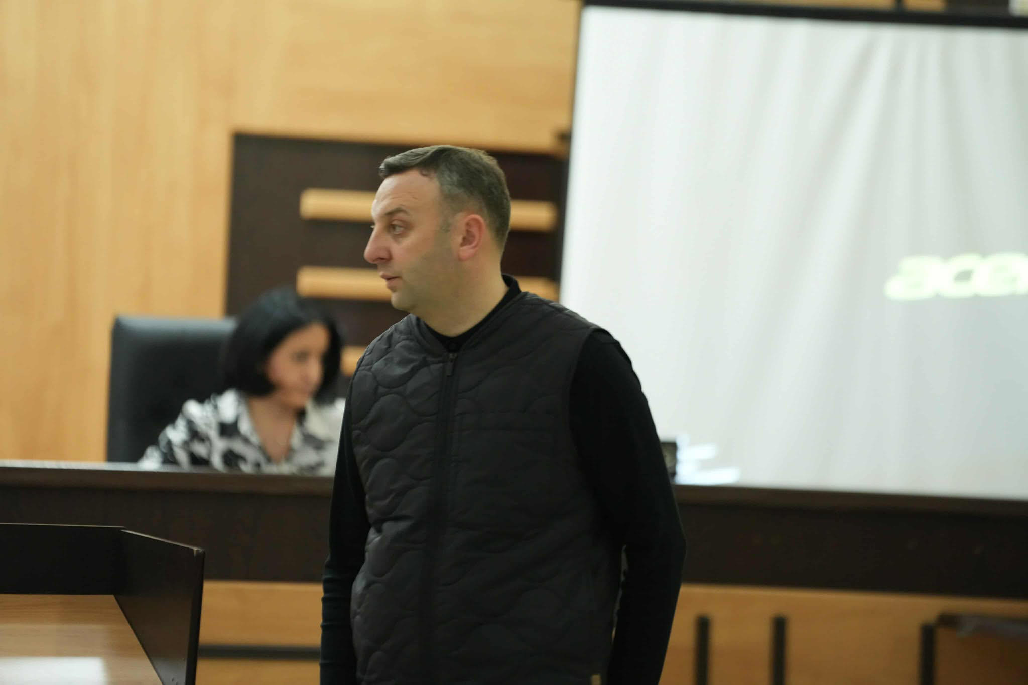 პოლიციელზე თავდასხმაში ბრალდებულ საბა სხვიტარიძის სასამართლო პროცესზე, თბილისის მთავარი სამმართველოს ერთ-ერთი სამმართველოს უფროსის მოადგილე, მიხეილ სუჯაშვილი აძლევს ჩვენებას