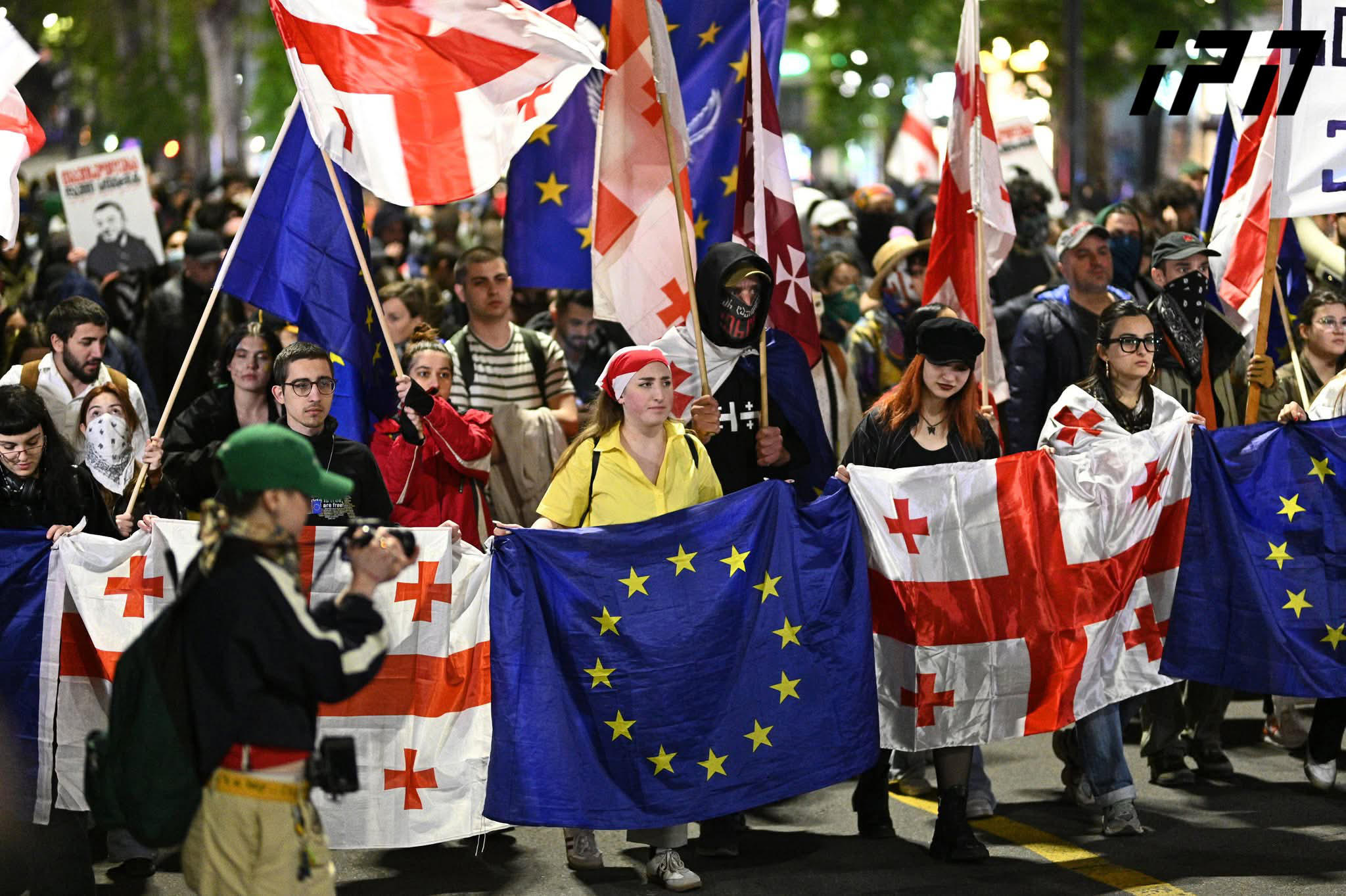 სტუდენტები და აქციების დროს დაკავებულთა მშობლები მსვლელობით გმირთა მოედანზე მივიდნენ