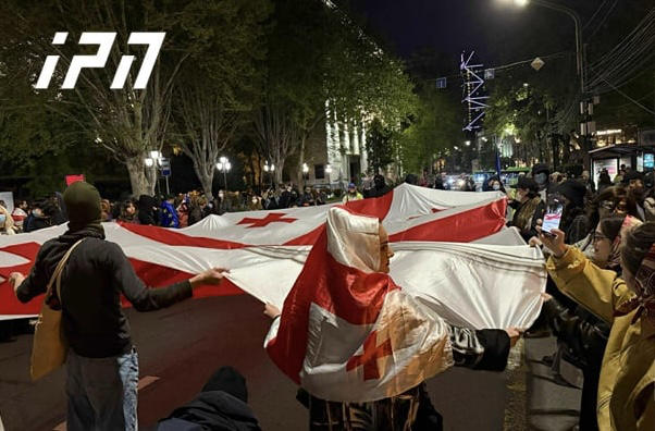 გმირთა მოედნიდან მსვლელობის მონაწილეები ქაშვეთის ტაძართან მივიდნენ, სადაც აქციის სხვა მონაწილეებთან ერთად აღდგომის დღესასწაულს შეხვდებიან