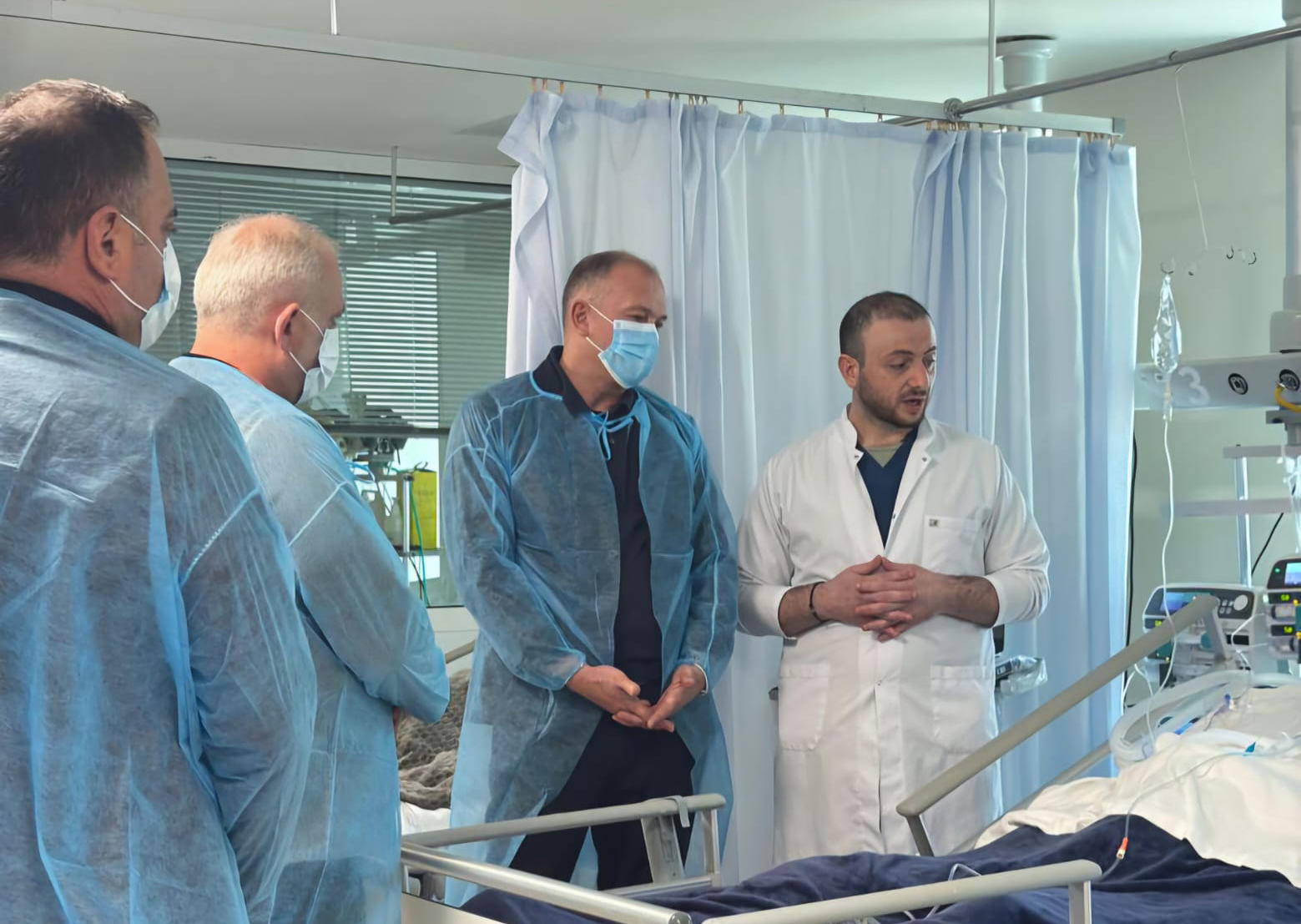 ლევან მგალობლიშვილმა ხონში ავტოავარიის შედეგად დაშავებული დევნილი ახალგაზრდები მოინახულა