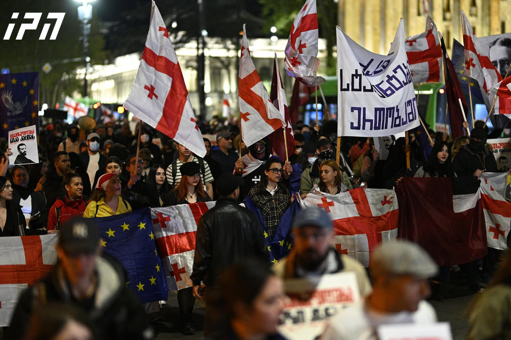 პარლამენტთან შეკრებილი მოქალაქეები გმირთა მოედნისკენ მსვლელობას მართავენ