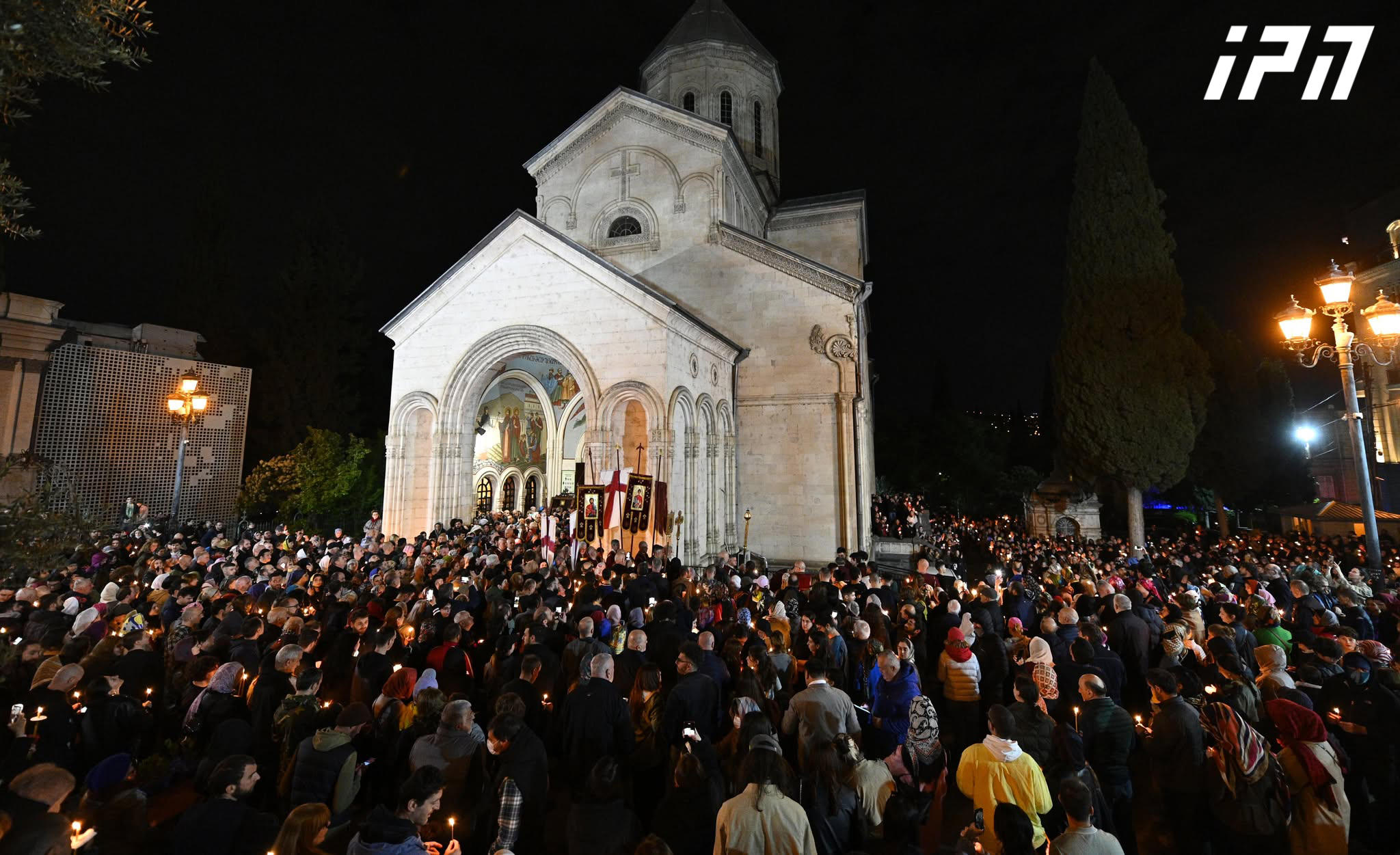 თბილისში მიმდინარე აქციის მონაწილეები აღდგომის ბრწყინვალე დღესასწაულს ქაშვეთის ტაძართან შეხვდნენ