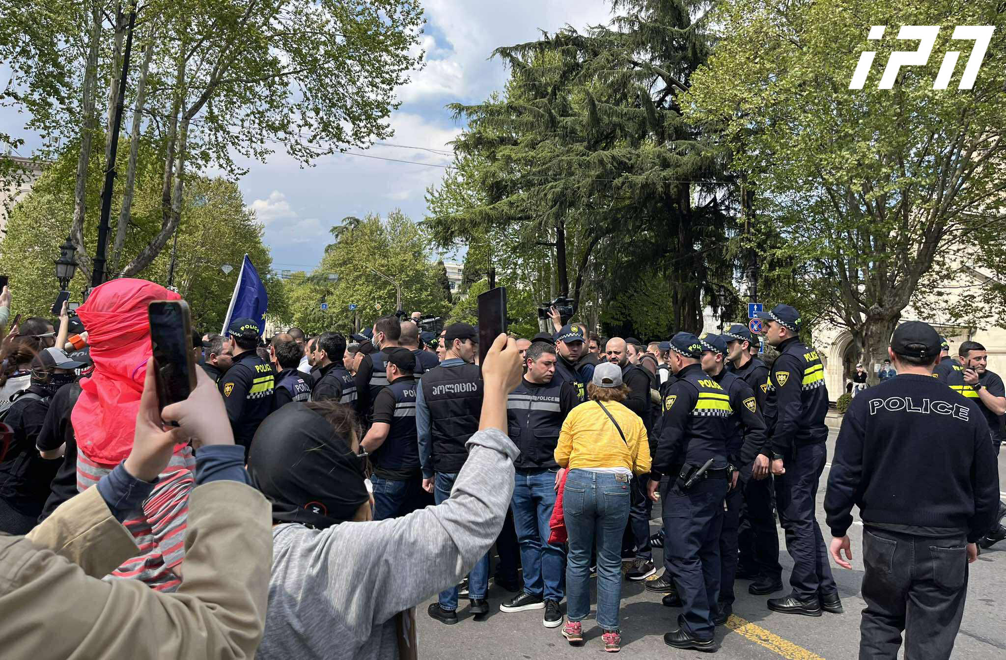 რუსთაველის გამზირზე საპროტესტო აქციის მონაწილეებსა და პოლიციას შორის დაპირისპირებაა