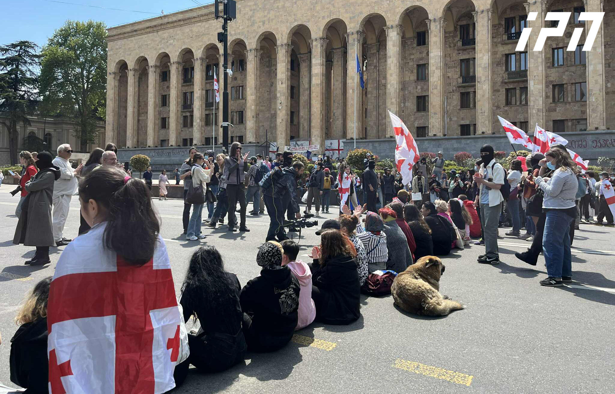 რუსთაველის გამზირზე შეკრებილებმა გზის სავალი ნაწილი გადაკეტეს - ტერიტორიაზე მობილიზებულია პოლიცია