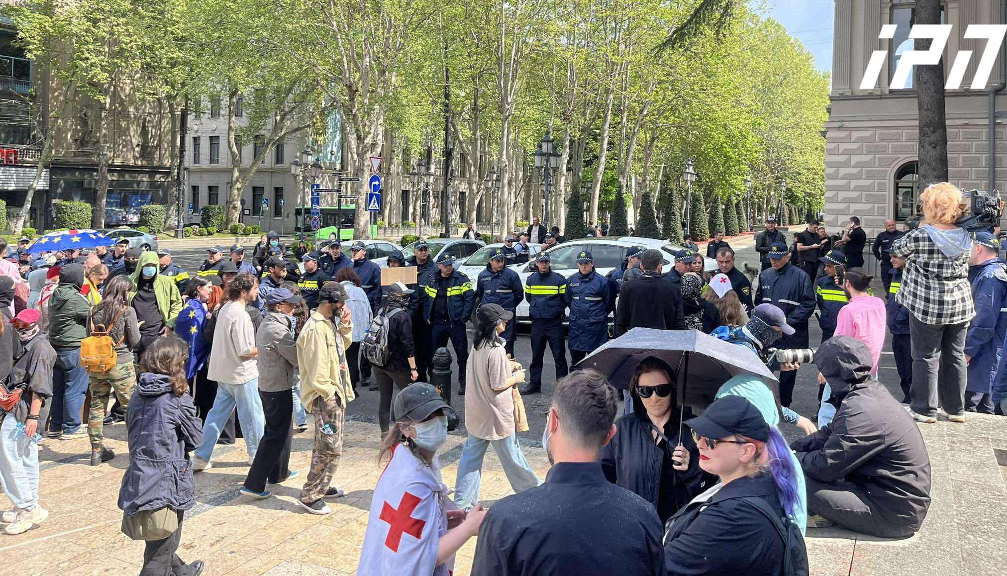 პარლამენტთან ჩიტაძის ქუჩაზე პოლიციის კორდონია განლაგებული