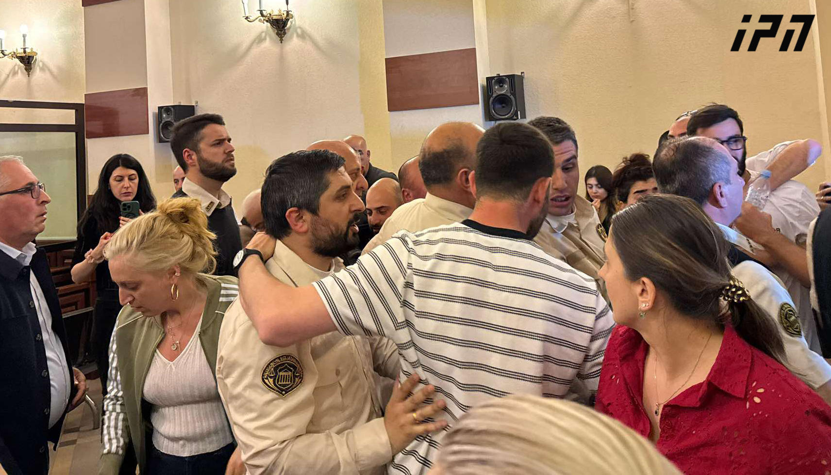 საბა სხვიტარიძის ახლობლებსა და მანდატურის სამსახურის წარმომადგენლებს შორის შეხლა-შემოხლა იყო