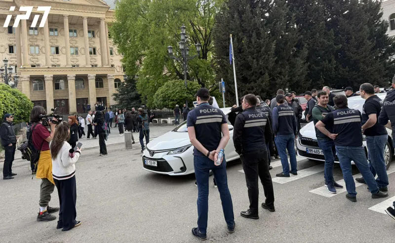 The investigator who testified at the trial of Saba Skhirtladze, accused of assaulting a police officer, left the courtroom accompanied by police amid noise and commotion – one person was detained