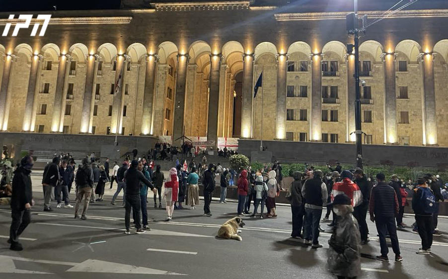 პარლამენტთან საპროტესტო აქცია მიმდინარეობს - მოქალაქეებმა რუსთაველის გამზირი გადაკეტეს