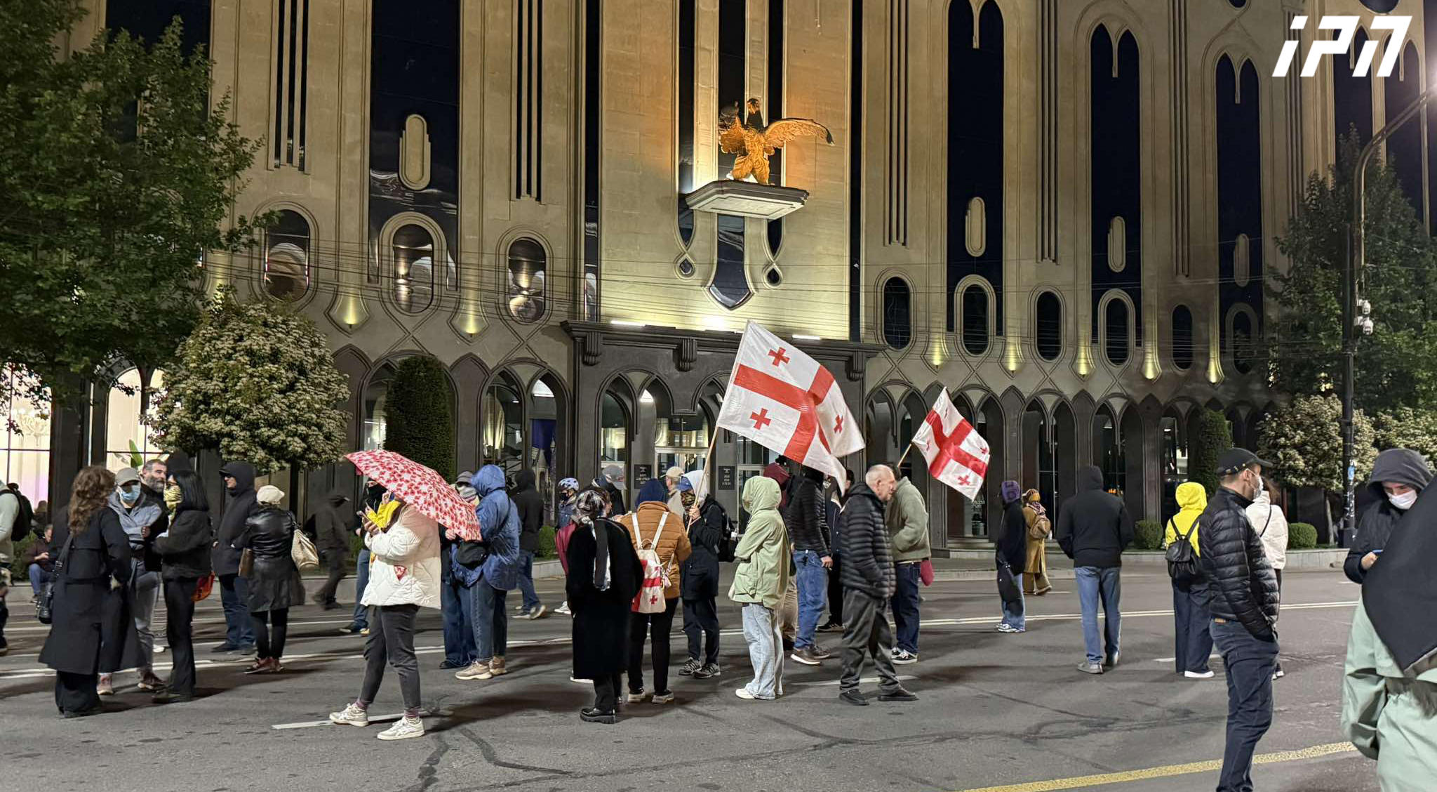 პარლამენტთან საპროტესტო აქცია მიმდინარეობს