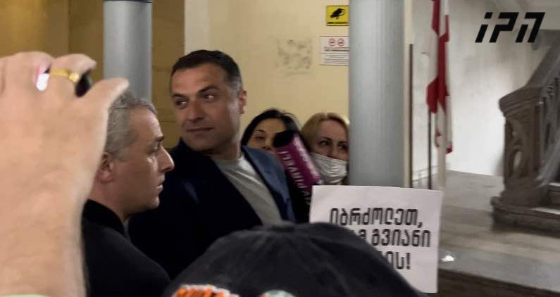 Arrival of Grigol Beselia and Irakli Dgebuadze, to be questioned at Mzia Amaglobeli’s trial, causes commotion in Batumi City Court