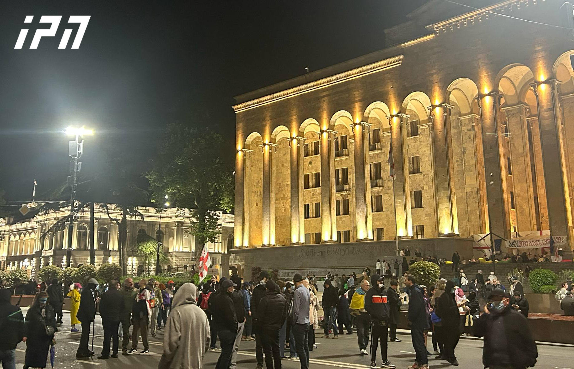 პარლამენტთან საპროტესტო აქცია მიმდინარეობს - მოქალაქეებმა რუსთაველის გამზირი გადაკეტეს