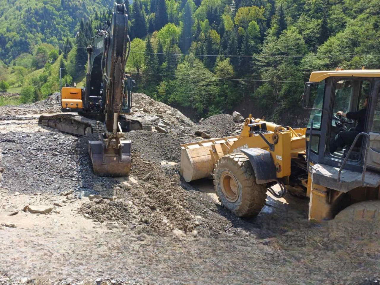 გზების დეპარტამენტი - სოფელ ბაბილთან ჩამოსული მეწყერი ინტენსიურად იწმინდება და მოძრაობა უახლოეს პერიოდში აღდგება