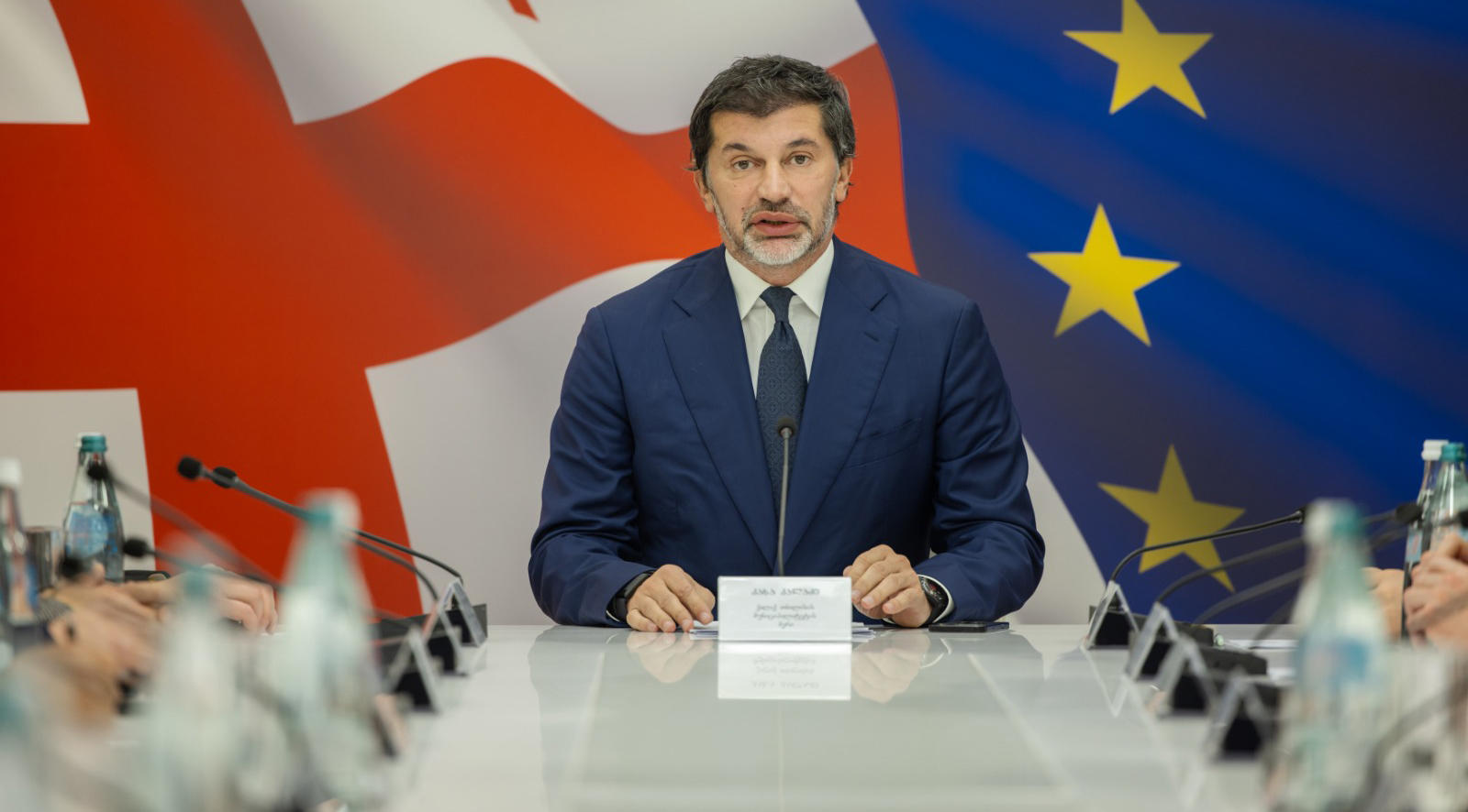 კახა კალაძის განცხადებით, სადგურის მოედანთან არსებულ ბაზრობაზე ხანძრის შედეგად დაზარალებულებისთვის მუნიციპალიტეტი დახმარების პაკეტს ამუშავებს