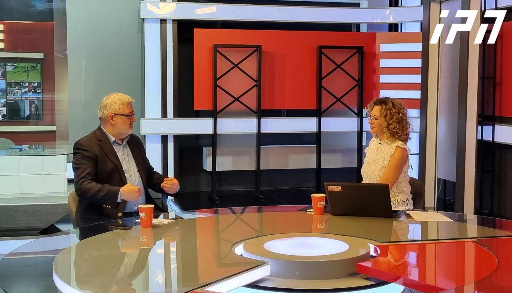 დავით უსუფაშვილი - დღეს იყო დროში შეკუმშული „კომპარტიის“ ყრილობა, როდესაც შეიკრიბებოდნენ გამოწკეპილი, გამეხებული, სერიოზული სახეებით, ვითომ რაღაცას წყვეტდნენ, უბრალოდ, იქ ბევრი გამოსვლა და ტაში იყო, აქ ესეც ეზარებათ