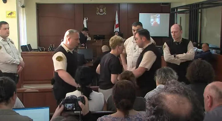 There was commotion during the court hearing of the Mzia Amaghlobeli case — the judge expelled Nestan Tskhvedadze and Zviad Koridze from the courtroom