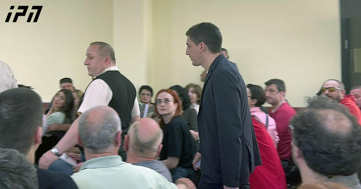 ბათუმის საქალაქო სასამართლოში, მზია ამაღლობელის საქმეზე, აჭარის პოლიციის უფროსის ირაკლი დგებუაძის გამოკითხვა შეძახილების ფონზე მიმდინარეობს