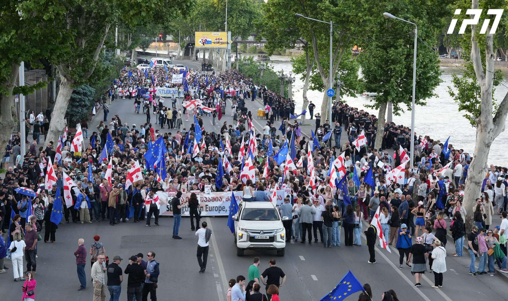 „ძალა ერთობაშია, „ძალა ევროპაშია“ - ამ ლოზუნგით მეტროსადგურ „ავლაბრიდან“ ევროპის დღისადმი მიძღვნილი მარში მიმდინარეობს