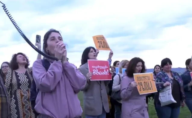 Media representatives arrived at Rustavi Prison to support Mzia Amaghlobeli
